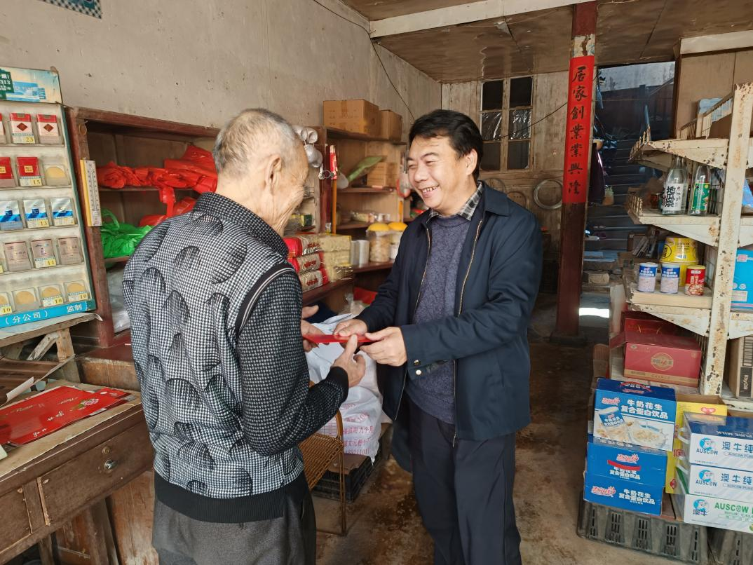 市博源国际公司下属企业闽东能源公司陪同市政协领导到古田县南阳村开展走访慰问活动